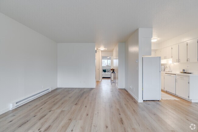 1BR, 1BA - 736SF - Living Room