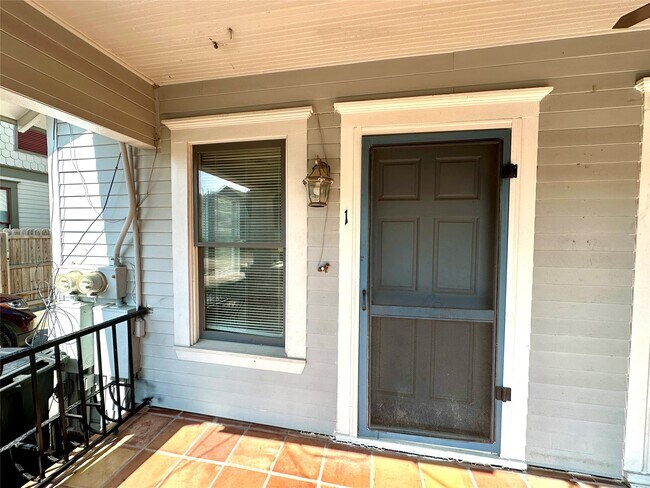 Photo - 405 James St