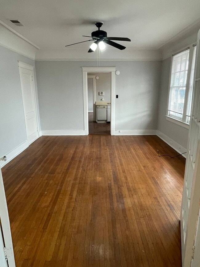 Photo - 1BD/1BA on Broadway St. Shared Laundry on ... Unidad 1724- A