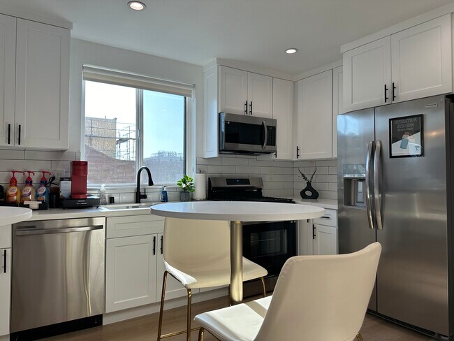 shared kitchen - 1338 W 35th Pl Apartments