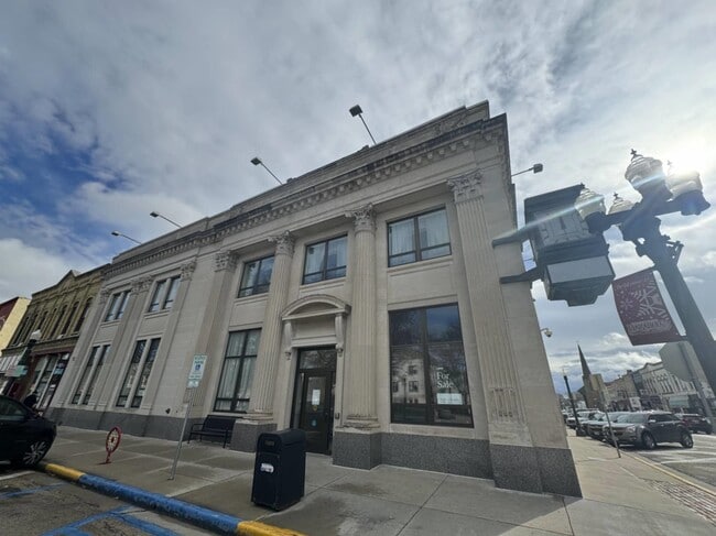 Building Photo - 502 Oak St