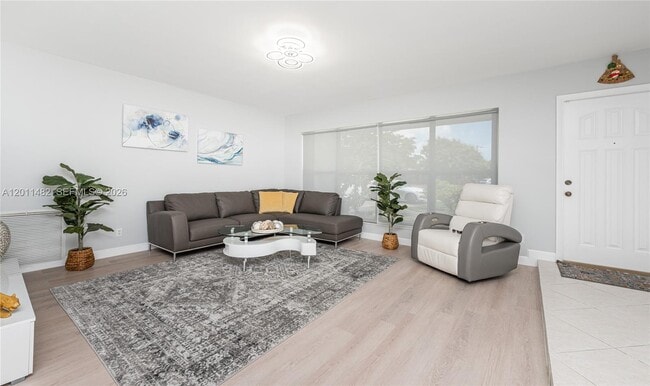 Building Photo - 810 S Rainbow Dr