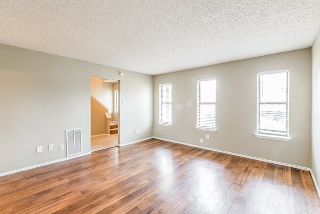 Photo - 1513 Long Shadow Ln