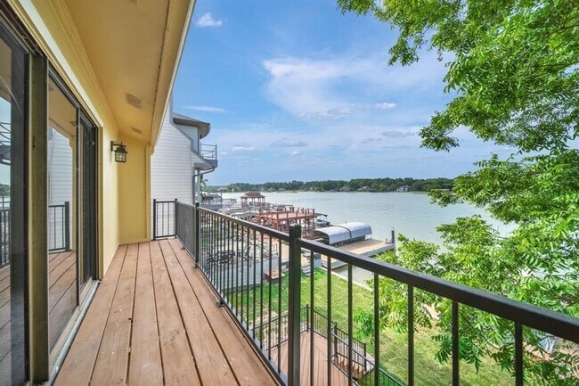 Building Photo - 1216 Lake View Dr Rental