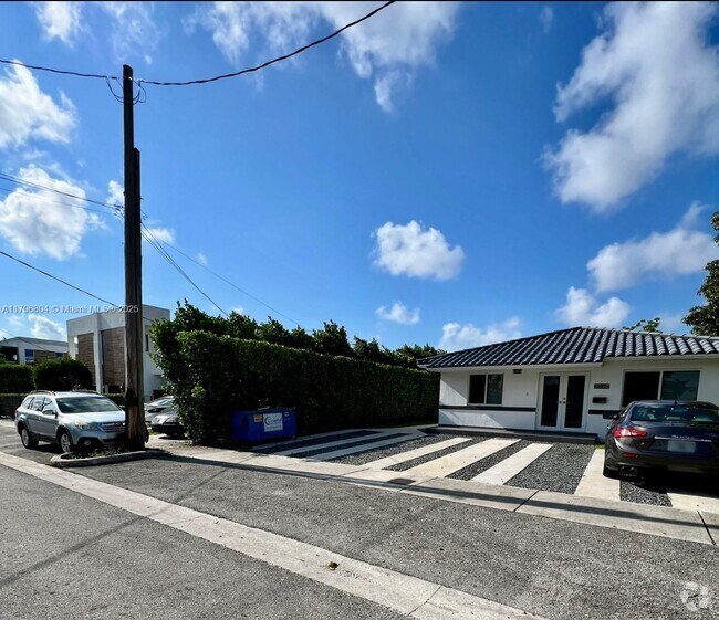Building Photo - 3042 SW 16th Ter Unit 3042 Rental