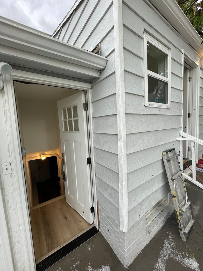 Building Photo - 1609-1611 Hooker Street Unit 1609 1/2 Hooker Street - 1609 1/2