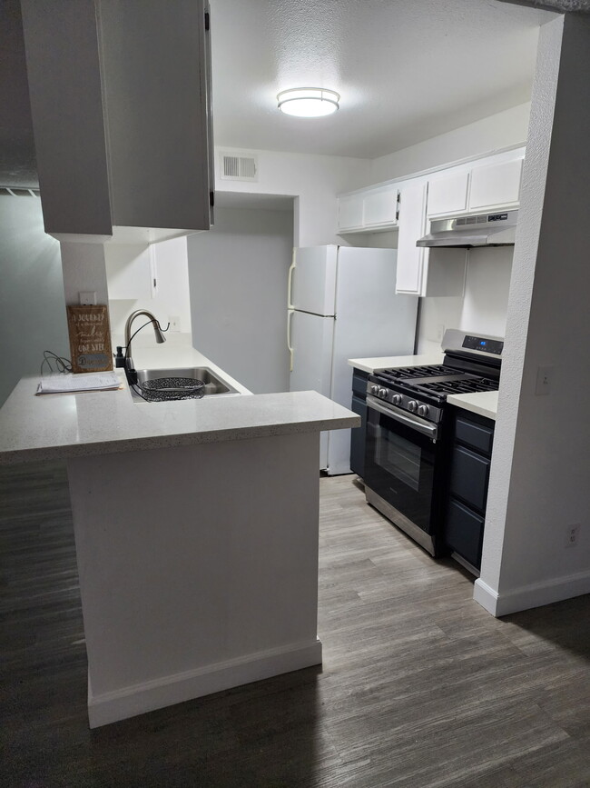 115 kitchen - Swan Court Apartments