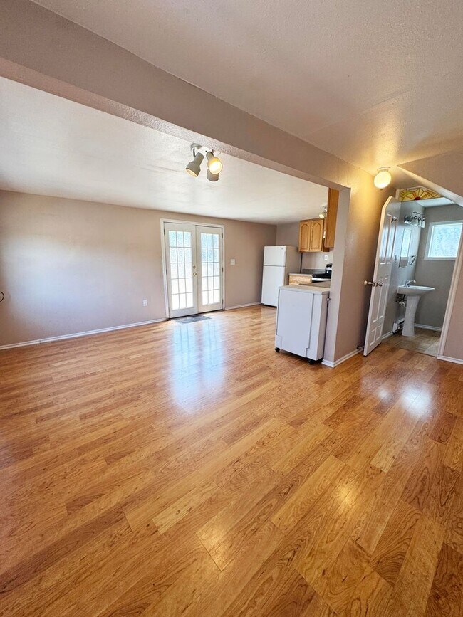 Photo - End unit-1 Bedroom/1 Bath