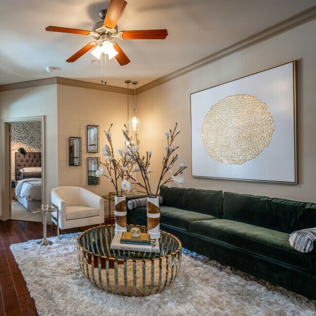 Photo - Spacious Living + Special Offers Available! Unidad FMD
