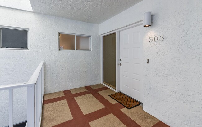 7369 Orangewood Ln Unit 303