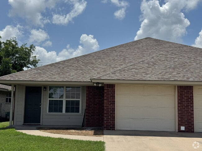 Building Photo - 3 bedroom 2 bath brick duplex in excellent... Rental