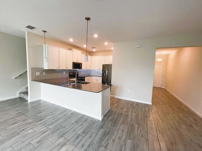 Photo - Large 3 Bedroom 2.5 Bedroom Townhome Located the gated Econ Trails