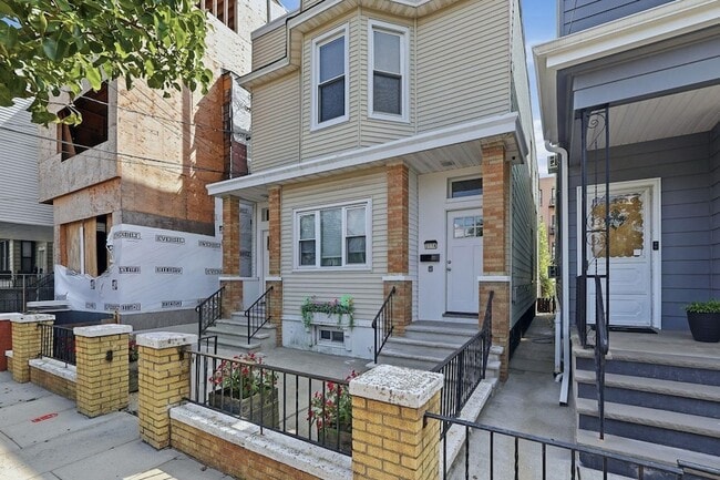Building Photo - 211 20th St