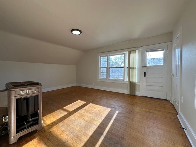 Photo - 1237 E Walnut St Unit C - Upper