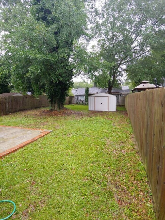 Photo - College students welcome