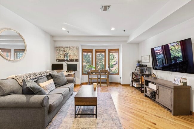 Photo - 319 Grand St Unidad 2A Rental