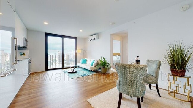 Building Photo - 987 Queen St Rental
