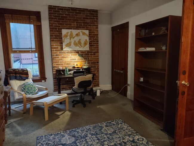 Habitación de la Sra. Maxine (en honor a la presuntuosa propietaria) - 363 Laurel St Unidad Studio