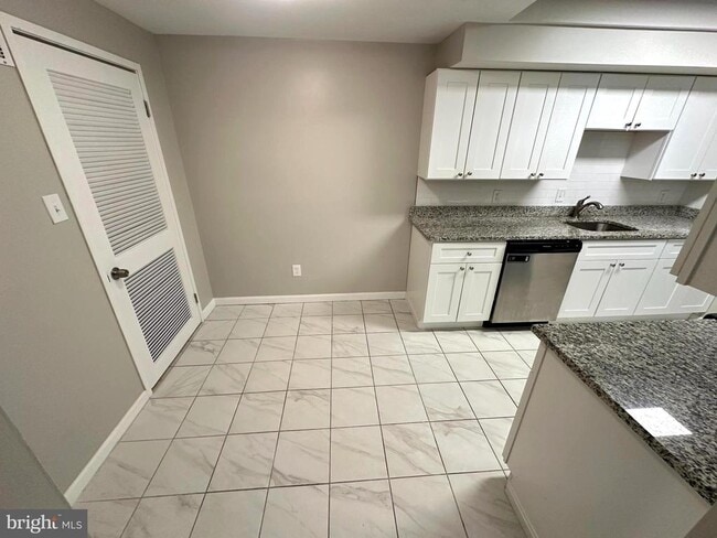 Building Photo - 10234 Prince Pl Unit 17-201