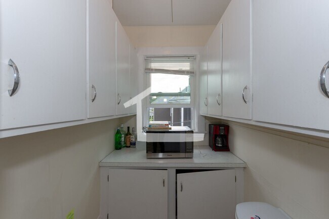 Photo - B.C-AREA 4 BED WITH PARKING INCLUDED