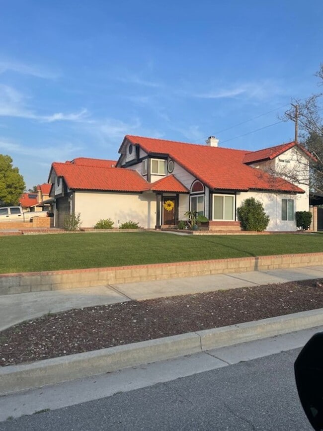 Building Photo - Beautiful 4 Bedroom, 3 Bathroom Home in Re...