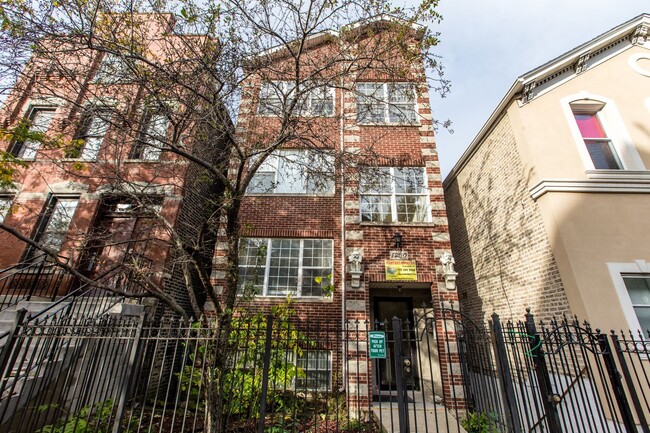 Photo - Condo Quality 3Bed/2bath in Wicker Park! In-Unit Laundry! Central Air! Blue Line! Unit 1
