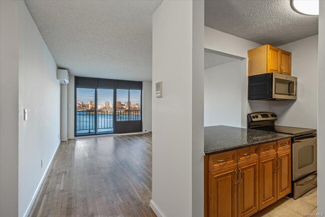 Photo - 25-40-40 Shore Blvd Condo Unit 14R