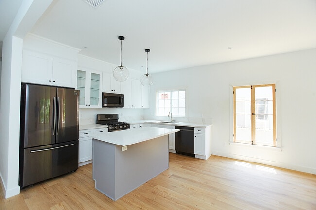 Building Photo - 428 N Orange Grove Ave Unit 104