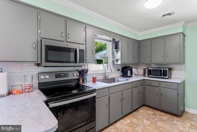 Photo - 54 W Henrietta St