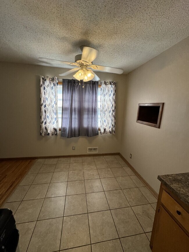 2322 W 29th St S