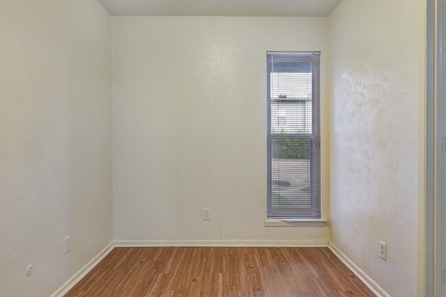 400 Sq. Ft. Jr. Bedroom - The Cluster Apartments