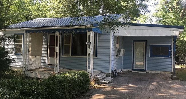 Building Photo - Newly Renovated 3 Bedroom 1 Bath House wit...