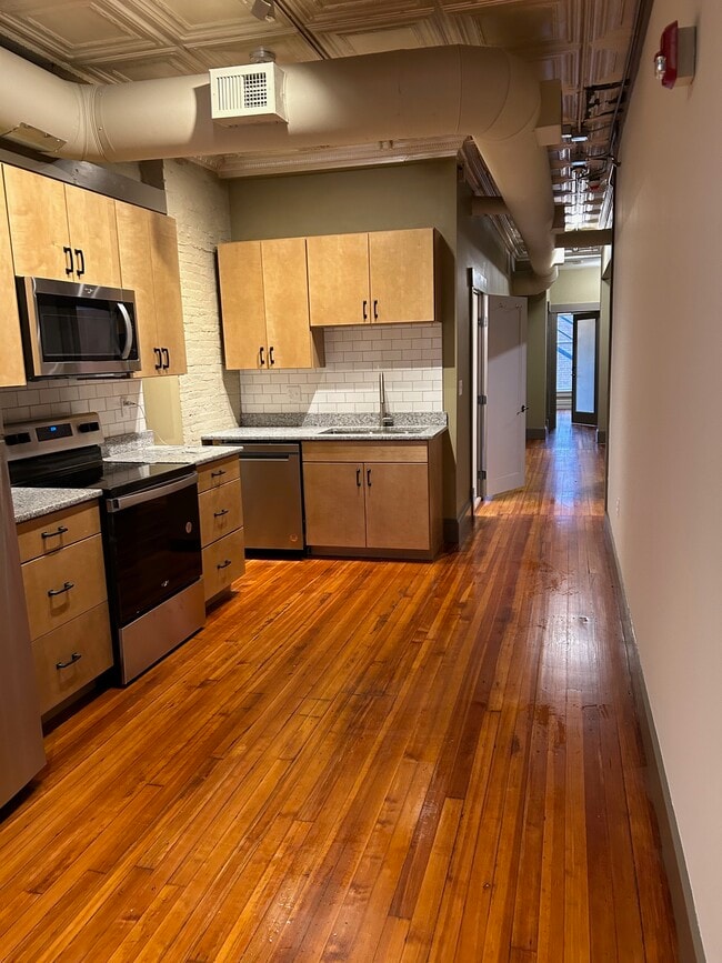 Building Photo - 98 Main St Unit 2nd Fl Rental