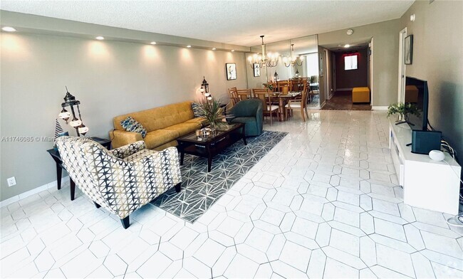 Building Photo - 3800 Oaks Clubhouse Dr Unit 112