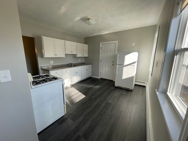 Building Photo - 16 Maple St Unit 4