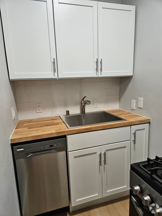 Building Photo - 452 W Doty St Unit 2 Rental