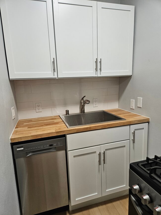 Building Photo - 452 W Doty St Unit 2