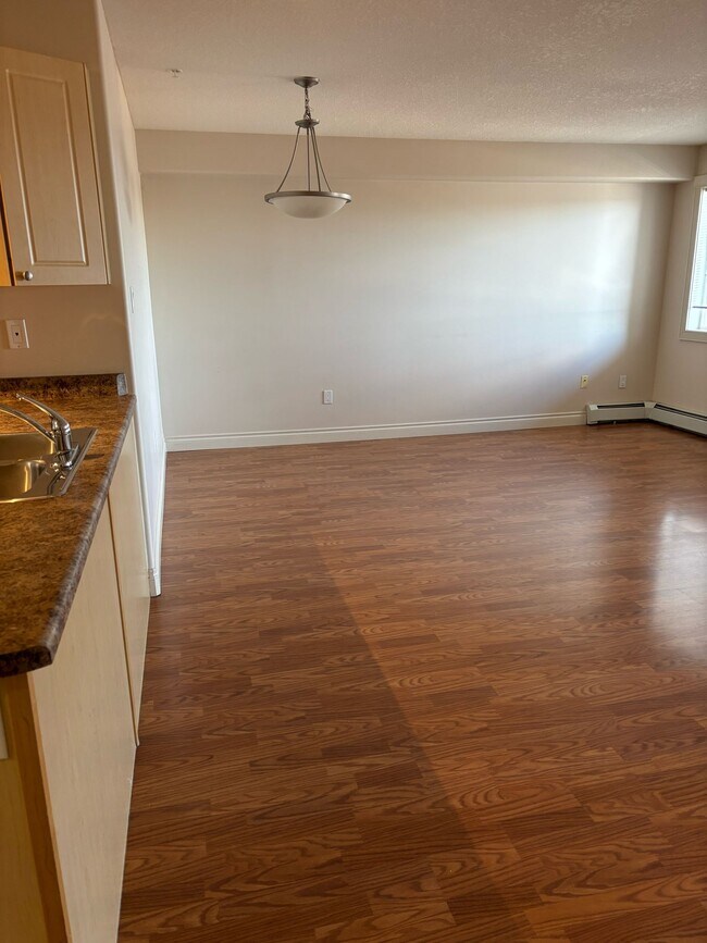 Photo - Mainstreet Manor 4910 50 St Unit MM-203