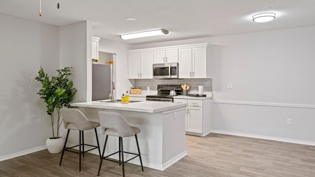 Todas las cocinas están diseñadas para una vida alegre, con una encimera extragrande y lujosa, perfecta para sentarse en el bar y disfrutar de un animado entretenimiento. - The Avenue