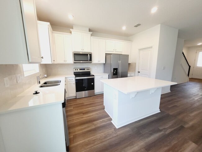 Photo - 3 Bedroom 2.5 Bathroom Townhome For Rent with 1 car garage in Kissimmee - NEAR DISNEY!