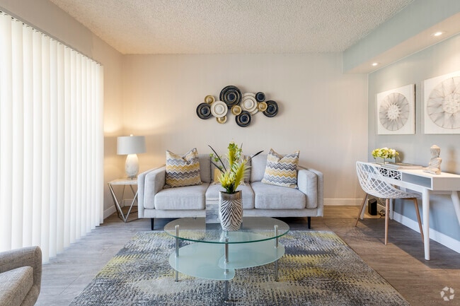 1BR, 1BA - 450SF - Lving Room