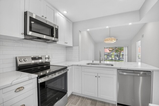 Building Photo - 6649 Somerset Dr Unit A206