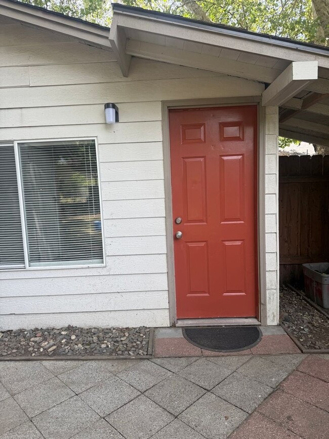 Photo - 412 NW Manzanita Ave Unit B