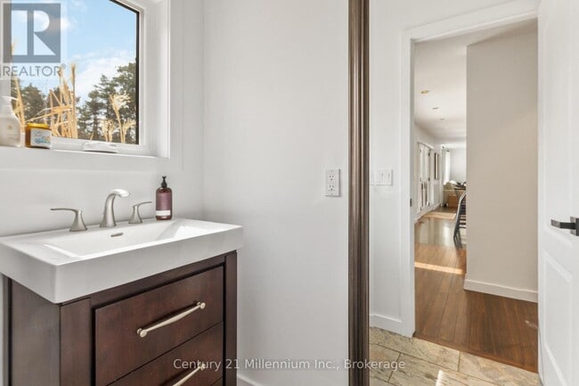 Photo - 9811-7137 Beachwood Rd