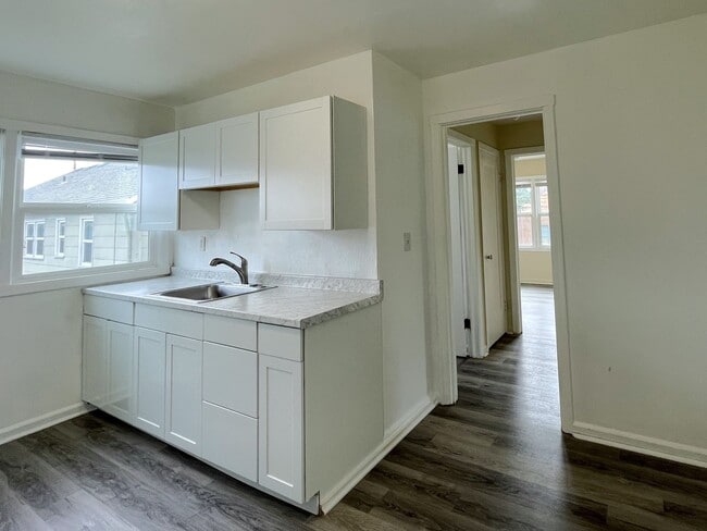Photo - Charming Second Floor 1-Bedroom Close to Peninsula Park! Unit C