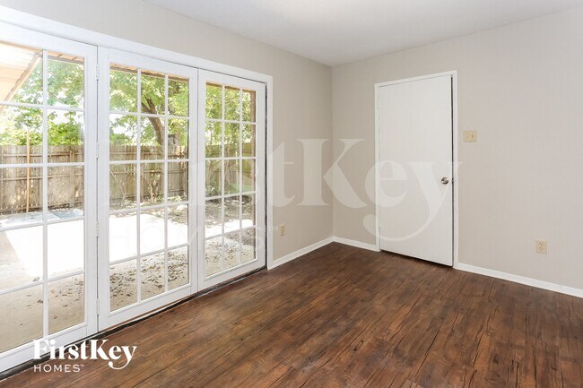 Photo - 302 Wildbriar Dr