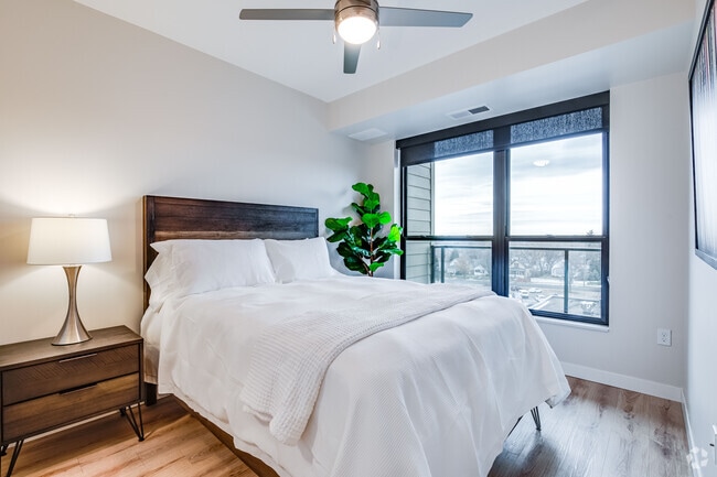 1BR, !BA - 684SF
