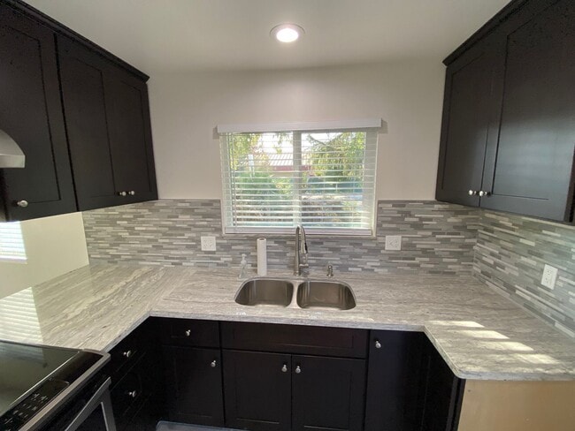 Building Photo - 1134-1140 Chinowth / 4030-4036 Tulare Unit 4036 W. Tulare