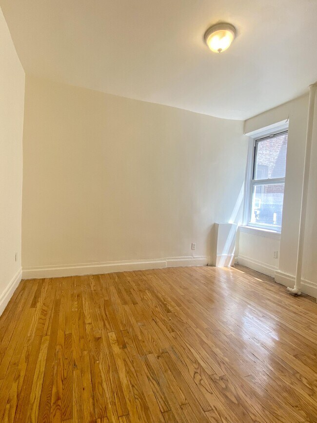 Building Photo - 140 W 71st St Unit 2-B