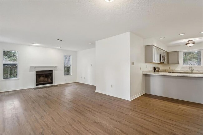 Photo - 304 Teal Ct